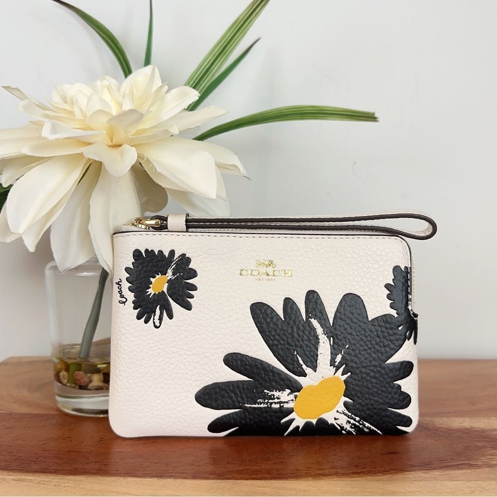 NWT Coach Corner Zip Wristlet With Daisy Floral Print‎